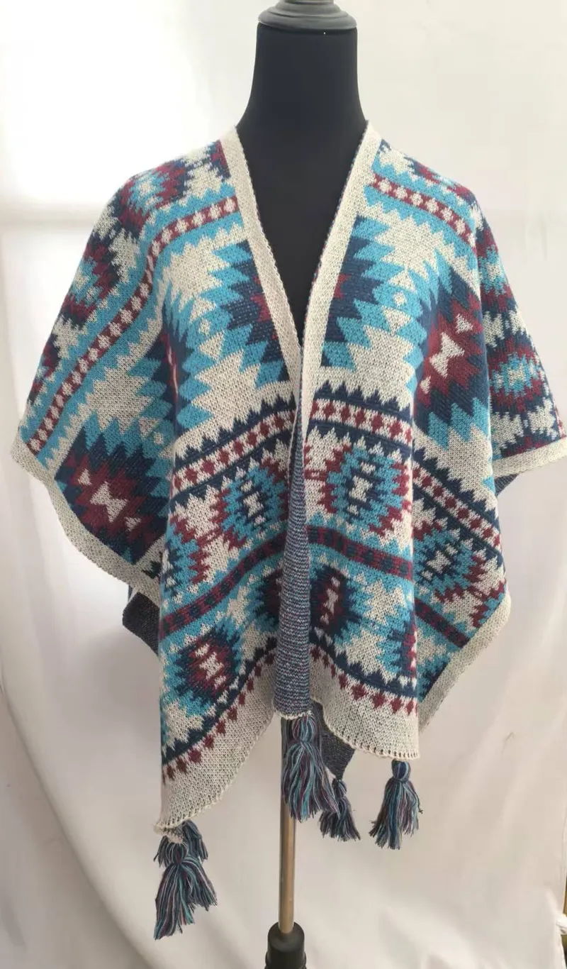 Offener Strick-Wickelponcho mit aztekischem Geometriemuster in Petrol, Burgunderrot, Marine und Creme mit Fransensaum auf Schneiderpuppe