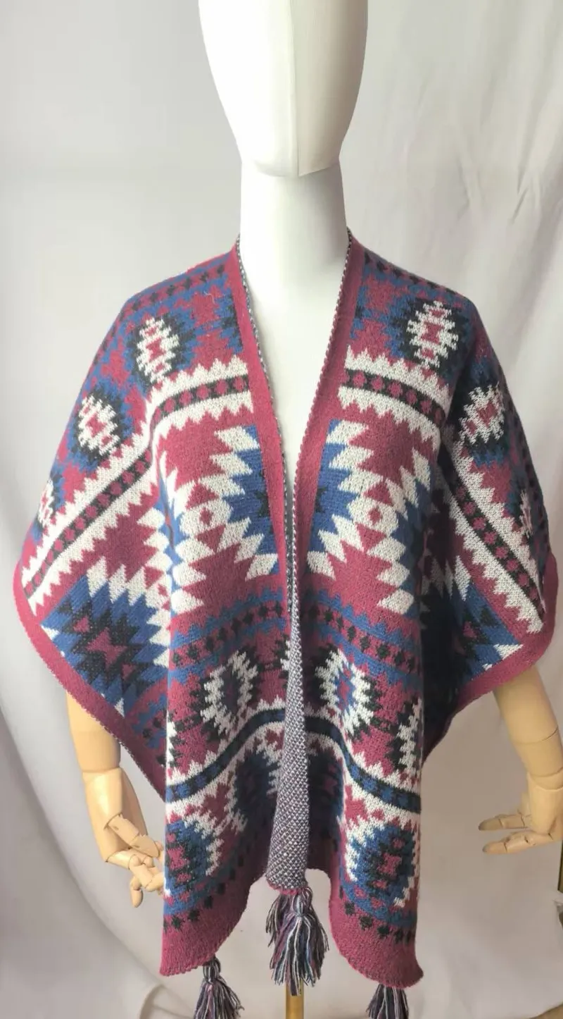 Weiter Strickponcho mit offenem Vorderteil, buntem Indianermuster in Weinrot, Dunkelblau, Weiß und Schwarz sowie Quastenborte