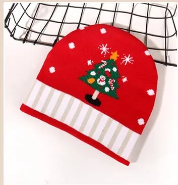 Gestrickte Wintermütze in Rot mit eingearbeitetem Weihnachtsbaum-Motiv, Schneeflocken-Dekor und zweifarbigem Rippenbündchen