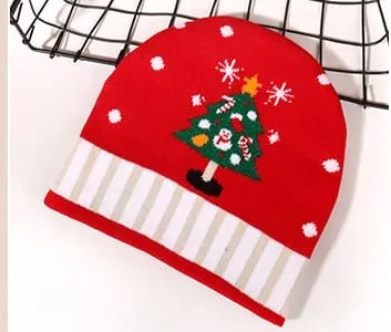Gestrickte Wintermütze in Rot mit eingearbeitetem Weihnachtsbaum-Motiv, Schneeflocken-Dekor und zweifarbigem Rippenbündchen
