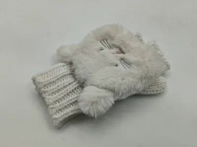 Paar weißer Fingerlos-Handschuhe aus Kunstfell mit aufgesticktem Katzengesicht und breitem, grobgestricktem Rippenbündchen auf weißem Hintergrund