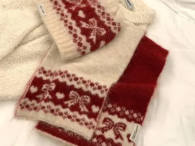 Aufeinander abgestimmtes Strick-Set aus Beanie und Schal im Fair-Isle-Muster mit Herzen und floralen Motiven in Creme und Rot