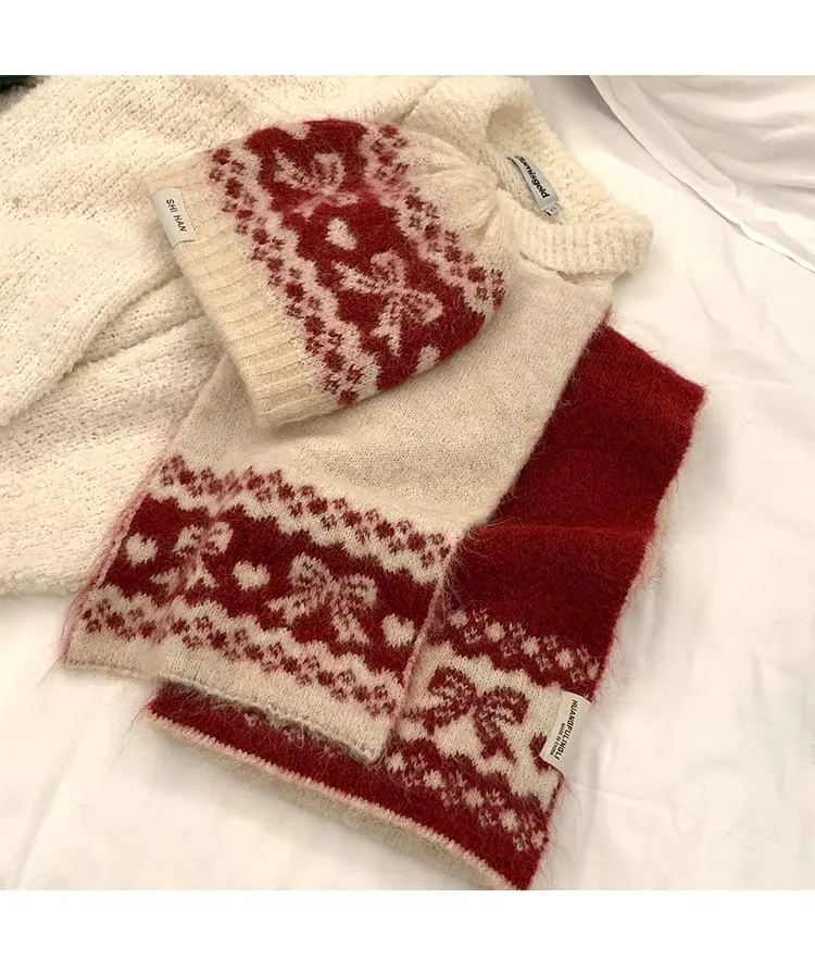 Aufeinander abgestimmtes Strick-Set aus Beanie und Schal im Fair-Isle-Muster mit Herzen und floralen Motiven in Creme und Rot