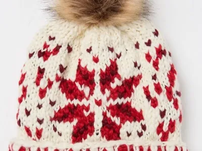 Grob gestrickte Wintermütze in Rot und Creme mit Fair-Isle-Muster, breitem Rippenbündchen und großem Kunstfell-Pompom