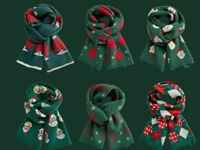 Sechs gestrickte Weihnachtsschals in Grün und Rot mit eingestrickten Motiven: Tannenbaum, Schneemann, Rentier, Schneeflocken und Rauten