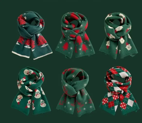 Sechs gestrickte Weihnachtsschals in Grün und Rot mit eingestrickten Motiven: Tannenbaum, Schneemann, Rentier, Schneeflocken und Rauten