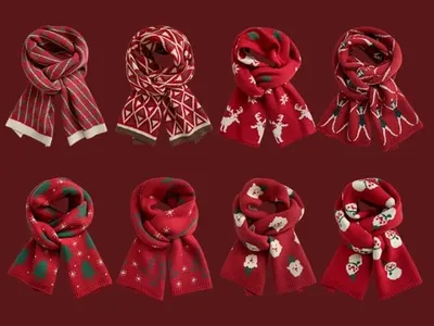 Acht rote Strickschals mit verschiedenen Weihnachtsmustern: Rentiere, Schneemänner, Nikolaus, Schneeflocken und Tannenbäume auf dunkelrotem Untergrund
