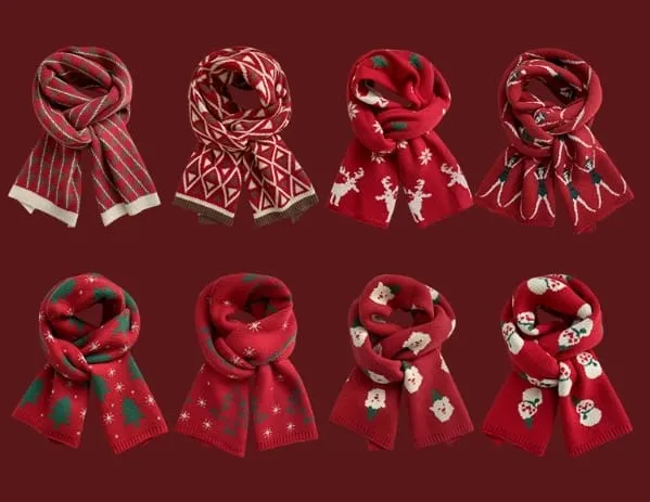 Acht rote Strickschals mit verschiedenen Weihnachtsmustern: Rentiere, Schneemänner, Nikolaus, Schneeflocken und Tannenbäume auf dunkelrotem Untergrund