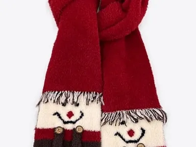 Roter flauschiger Winterschal mit Schneemanngesichtern an beiden Enden, besticktem Lächeln, gestreiftem Körper, Holzknöpfen und roten Pompom-Akzenten