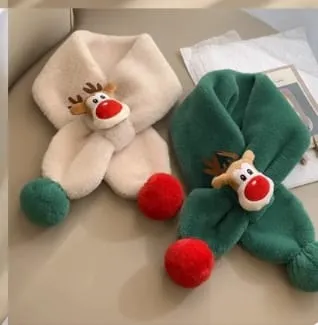 Zwei weiche Kinderschals mit aufgenähtem Rentiergesicht und roten Pompom-Abschlüssen in den Farben Creme und Grün