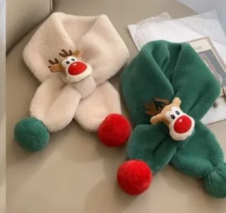 Zwei weiche Kinderschals mit aufgenähtem Rentiergesicht und roten Pompom-Abschlüssen in den Farben Creme und Grün