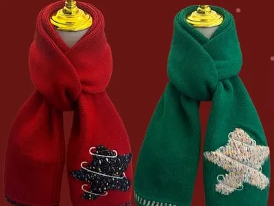 Zwei festliche Strickschals in Rot und Grün auf Schaufensterpuppen mit gestickten Tannenbäumen und glitzernden Paillettendetails
