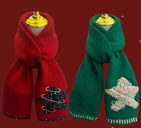 Zwei festliche Strickschals in Rot und Grün auf Schaufensterpuppen mit gestickten Tannenbäumen und glitzernden Paillettendetails