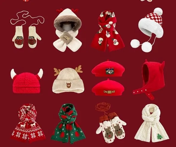 Kollektion aus 12 Kinder-Winteraccessoires in Rot mit Weihnachtsbeanies, Rentier-Mützen, Schneemann-Schals und Fäustlingen auf dunkelrotem Hintergrund