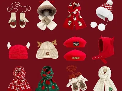 Kollektion aus 12 Kinder-Winteraccessoires in Rot mit Weihnachtsbeanies, Rentier-Mützen, Schneemann-Schals und Fäustlingen auf dunkelrotem Hintergrund