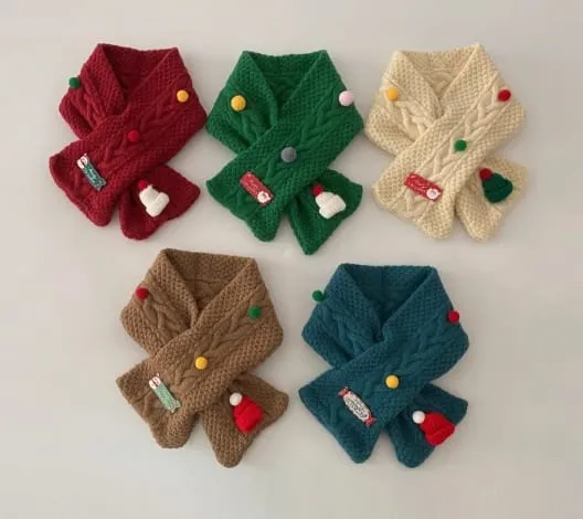 Fünf bunte Kinderschals in Rot, Grün, Creme, Braun und Petrol mit weihnachtlichen Dekorationen und Bommeln aus weichem Strickgarn
