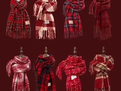 Acht rotkarierte Winterschals im Schottenkaro mit Fransenabschluss auf Schneiderpuppen vor dunkelrotem Hintergrund in verschiedenen Karomuster-Variationen