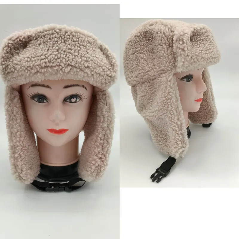 Cremefarbene Sherpa-Fleece-Uschanka-Trappermütze mit klappbaren Ohrklappen und verstellbarem Kinnriemen auf Schaufensterkopf, Vorder- und Seitenansicht