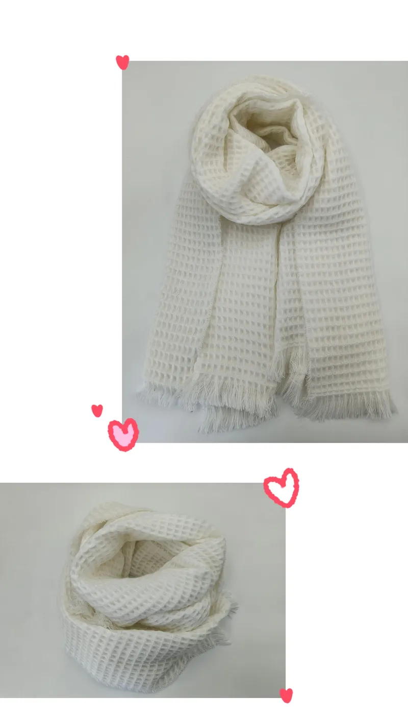 Cremeweißer Waffelstrickschal mit Fransenabschluss, drapiert und geschlungen, strukturierter Winterschal in Elfenbeinton