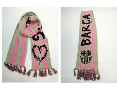 Gestrickter beige-rosa Fußballfan-Schal mit Barca-FCB-Wappen, Herzmotiv und gedrehten Fransenquasten, Vorder- und Rückseite gezeigt