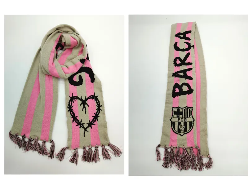 Gestrickter beige-rosa Fußballfan-Schal mit Barca-FCB-Wappen, Herzmotiv und gedrehten Fransenquasten, Vorder- und Rückseite gezeigt