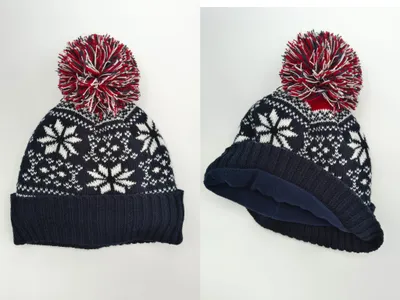 Navyblaue Strickmütze mit weißem Fair-Isle-Schneeflockendesign, rotem und weißem Mehrfarb-Bommel und Fleece-Innenfutter in Vorder- und Seitenansicht