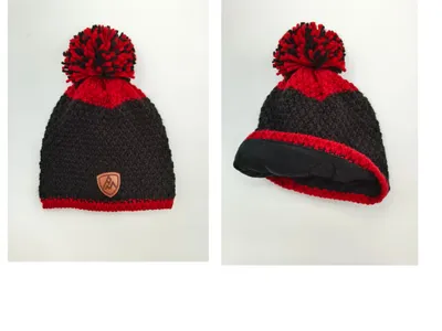 Schwarz-rote Grobstrick-Bommelmütze mit Leder-Logoaufnäher und Fleece-Innenfutter in Vorder- und Innenansicht