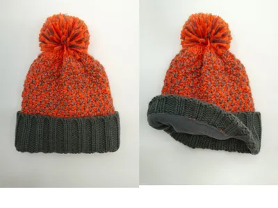 Zweifarbige Wintermütze in Orange und Grau mit großem Pompon, breitem Umschlagbund und flauschigem Innenfutter