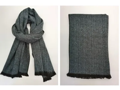 Eleganter Schal mit klassischem Fischgrätmuster in Petrol und Grau, schwarzen Fransenenden, drapiert und gefaltet