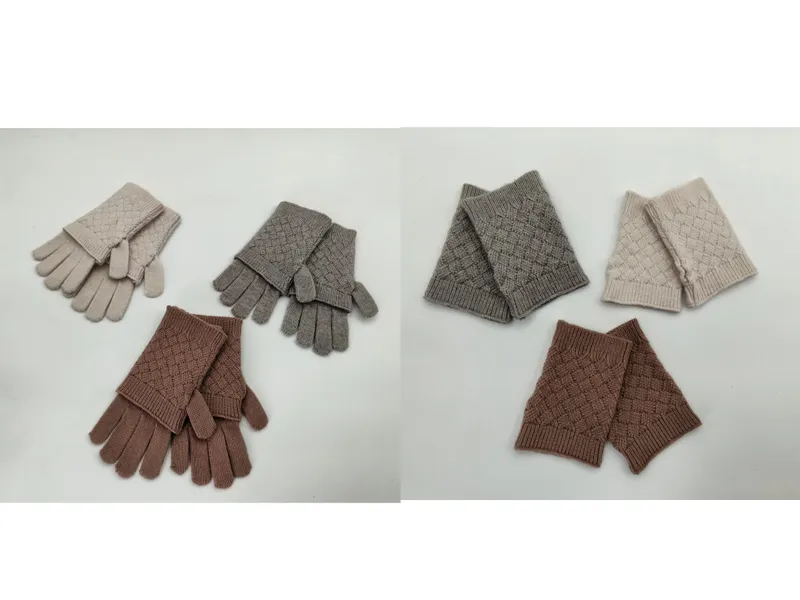Rautenmuster-Strickhandschuhe und fingerlose Armstulpen in Beige, Grau und Braun auf weißem Untergrund