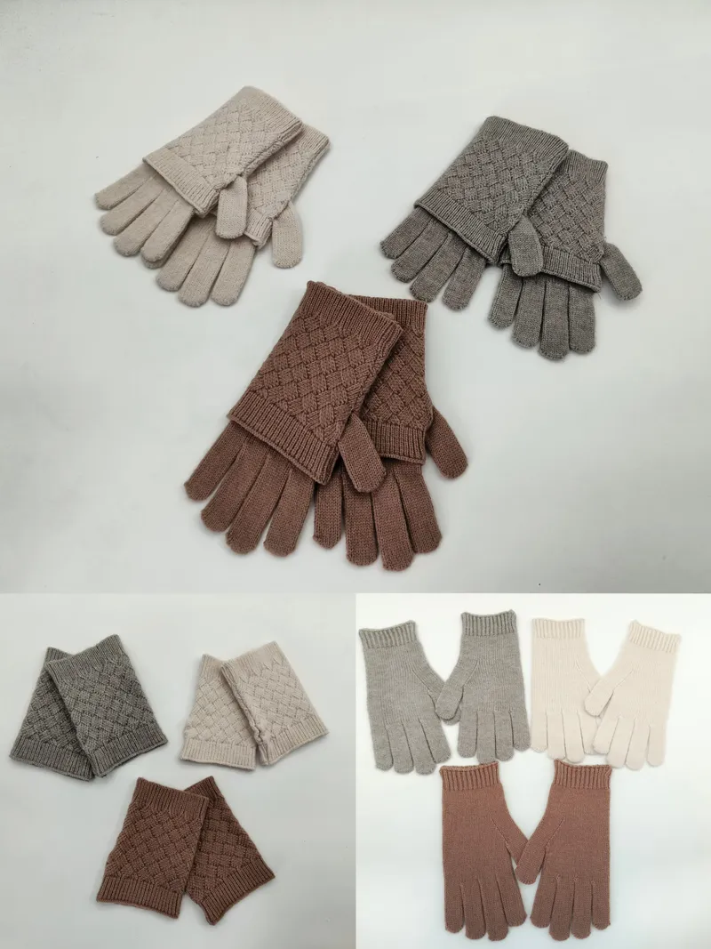 Drei Paar Rautenmuster-Strickhandschuhe in Beige, Grau und Braun mit passenden fingerlosen Pulswärmern