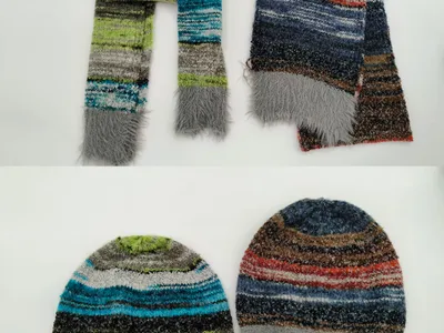Zwei Farbvarianten eines gestreiften Strick-Sets aus Schal und Mütze mit flauschigem Kunstfellrand in Blaugrün und Rotblau