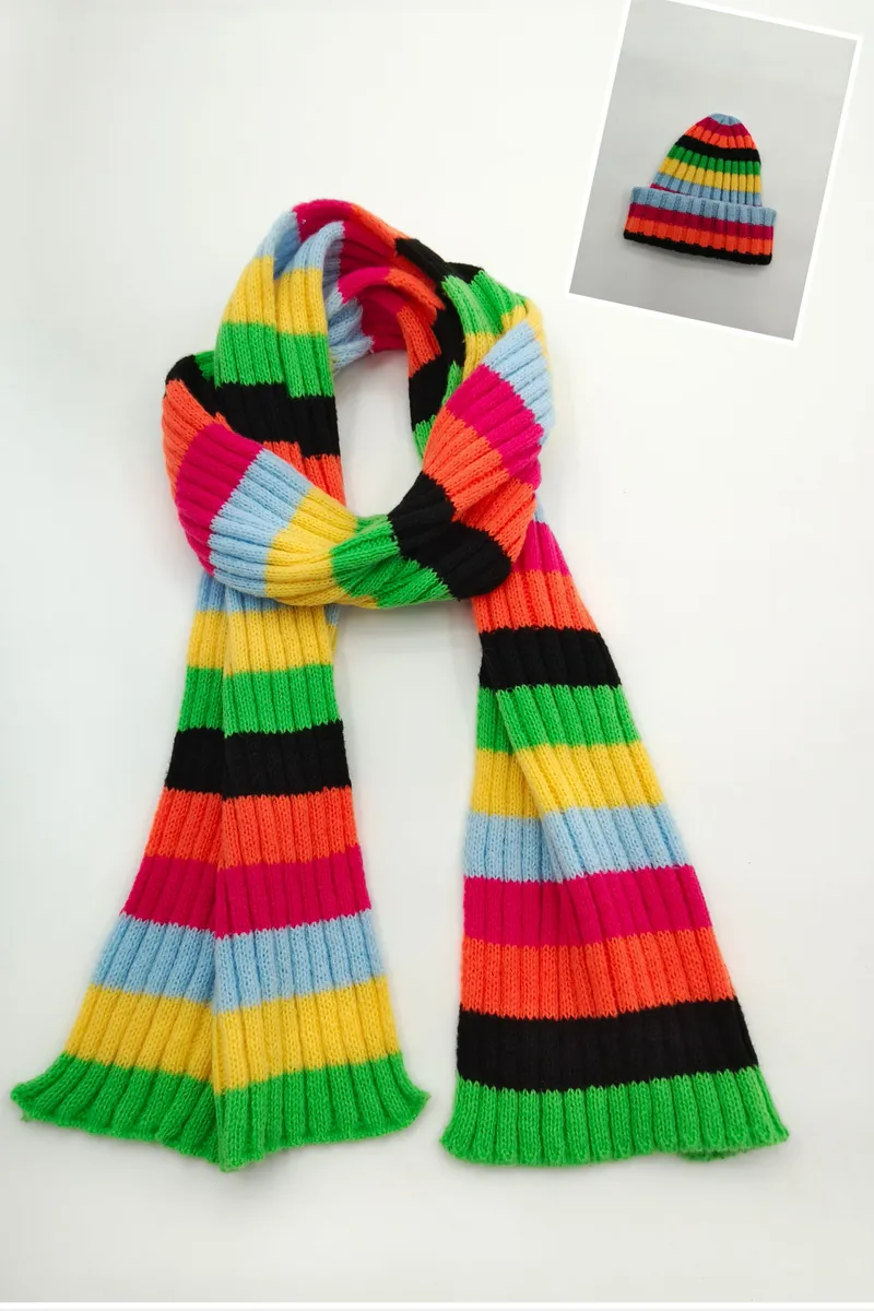Gerippter Strickschal und passende Beanie-Mütze mit kräftigen Mehrfarbstreifen in Grün, Gelb, Orange, Pink, Blau und Schwarz