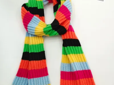 Gerippter Strickschal und passende Beanie-Mütze mit kräftigen Mehrfarbstreifen in Grün, Gelb, Orange, Pink, Blau und Schwarz