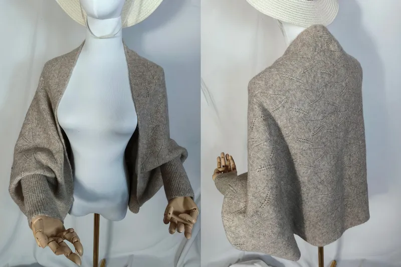 Vorder- und Rückenansicht einer taupefarbenen Spitzenstrick-Shrug-Jacke mit Ballonärmeln und Rippbündchen auf einer Schneiderpuppe