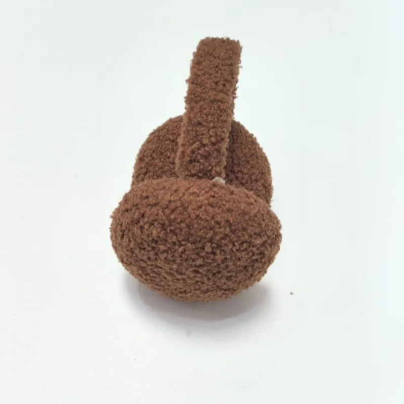 Zwei grob gestrickte Dekokissenbezüge nebeneinander – links unifarben schwarz strukturiert, rechts kamelbraun gerippt gestreift, handgestrickte Wolloptik
