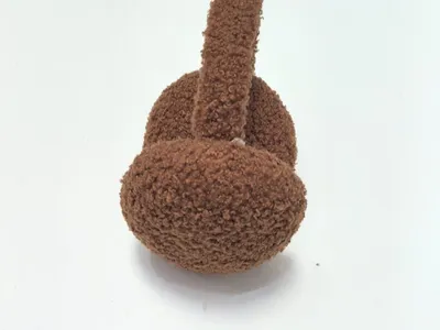 Zwei grob gestrickte Dekokissenbezüge nebeneinander – links unifarben schwarz strukturiert, rechts kamelbraun gerippt gestreift, handgestrickte Wolloptik