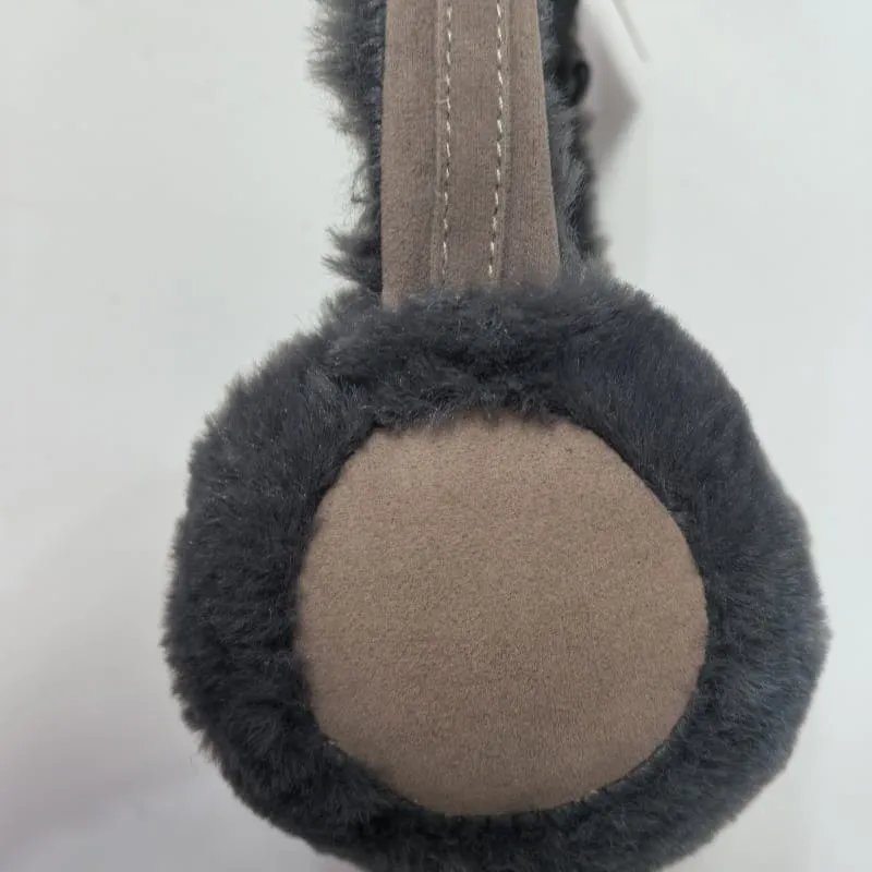 Blaue flauschige Plüsch-Ohrenschützer in Form eines niedlichen Tierkopfes mit roten Pompom-Fühlern und cremefarbenen Akzenten auf weißem Hintergrund
