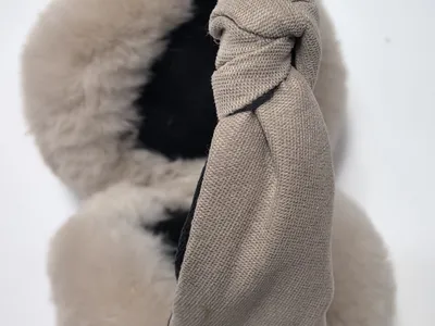 Weiße Schneemann-Plüsch-Ohrenschützer mit roten Samtmuscheln, orangefarbener Karottennase und dekorativem rotem Schleifenband