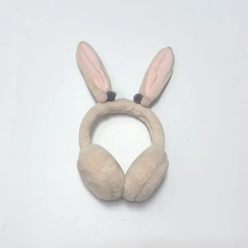 Beige flauschige Kunstfell-Ohrenschützer mit weichem Stirnband auf weißem Hintergrund, gemütliche Winterohrenmuscheln