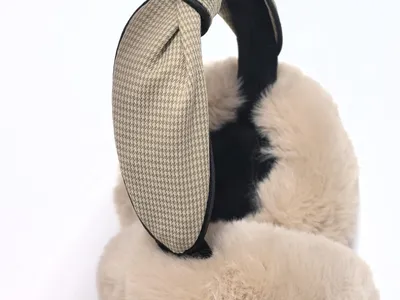 Braune flauschige Sherpa-Fleece-Ohrenschützer mit geschwungenem Stirnband auf weißem Hintergrund, warme Winterohrenmuscheln