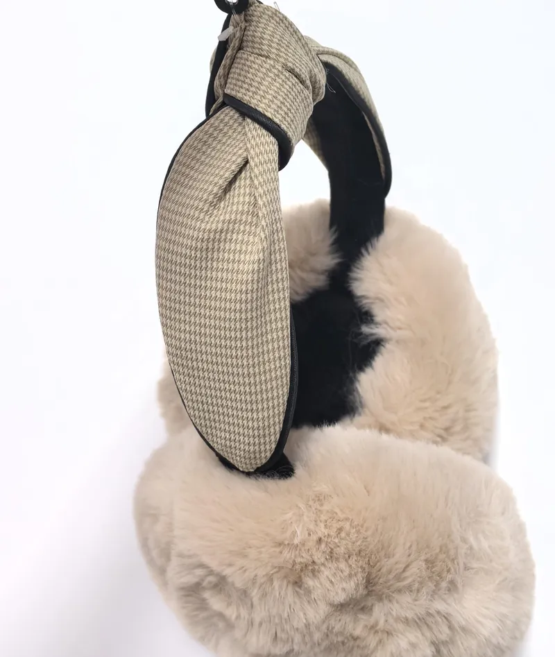 Braune flauschige Sherpa-Fleece-Ohrenschützer mit geschwungenem Stirnband auf weißem Hintergrund, warme Winterohrenmuscheln
