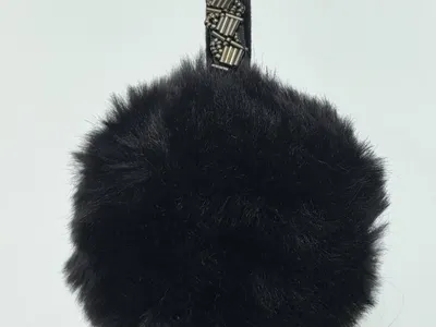 Schwarze flauschige Kunstfell-Haarklammer mit bunten tropfenförmigen Strasskristallen auf dunklem Stoffband