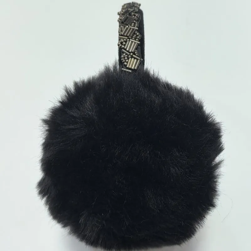 Schwarze flauschige Kunstfell-Haarklammer mit bunten tropfenförmigen Strasskristallen auf dunklem Stoffband