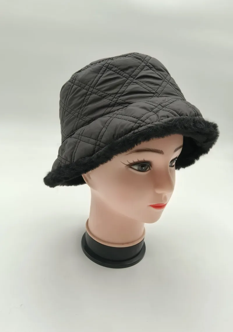 Dunkelgraue Steppkappe im Bucket-Hat-Stil mit schwarzem Kunstfellbesatz am Krempenrand auf weiblichem Modellkopf in Produktfoto-Aufnahme