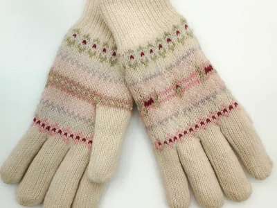 Paar cremefarbene Fair-Isle-Handschuhe mit gemusterten Streifen in Rosa, Weinrot und Salbeigrün auf weißem Hintergrund