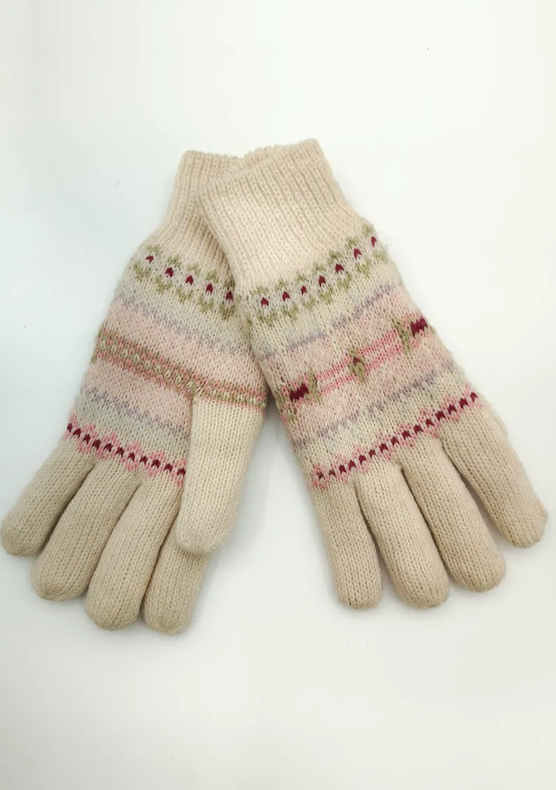 Paar cremefarbene Fair-Isle-Handschuhe mit gemusterten Streifen in Rosa, Weinrot und Salbeigrün auf weißem Hintergrund