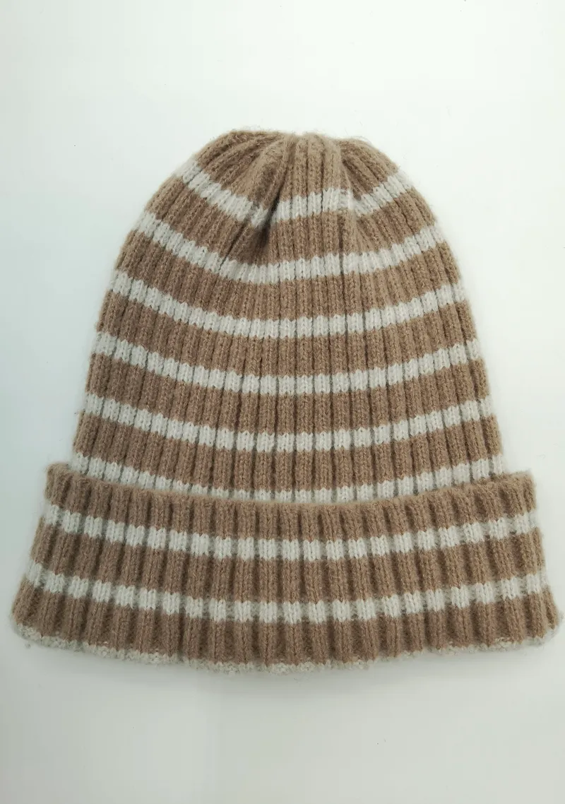Beige-cremefarbene gestreifte Rippenstrickmütze mit umgeschlagenem Bund, flach auf weißem Hintergrund fotografiert