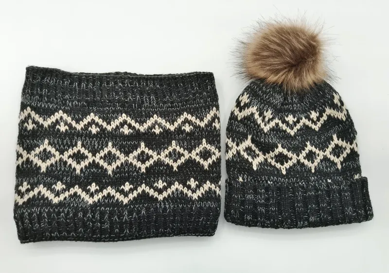 Dunkelgraue Fair-Isle-Strickmütze mit weißem Muster und Kunstfell-Pompon sowie passender Loopschal im Winter-Set