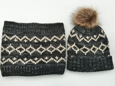Dunkelgraue Fair-Isle-Strickmütze mit weißem Muster und Kunstfell-Pompon sowie passender Loopschal im Winter-Set